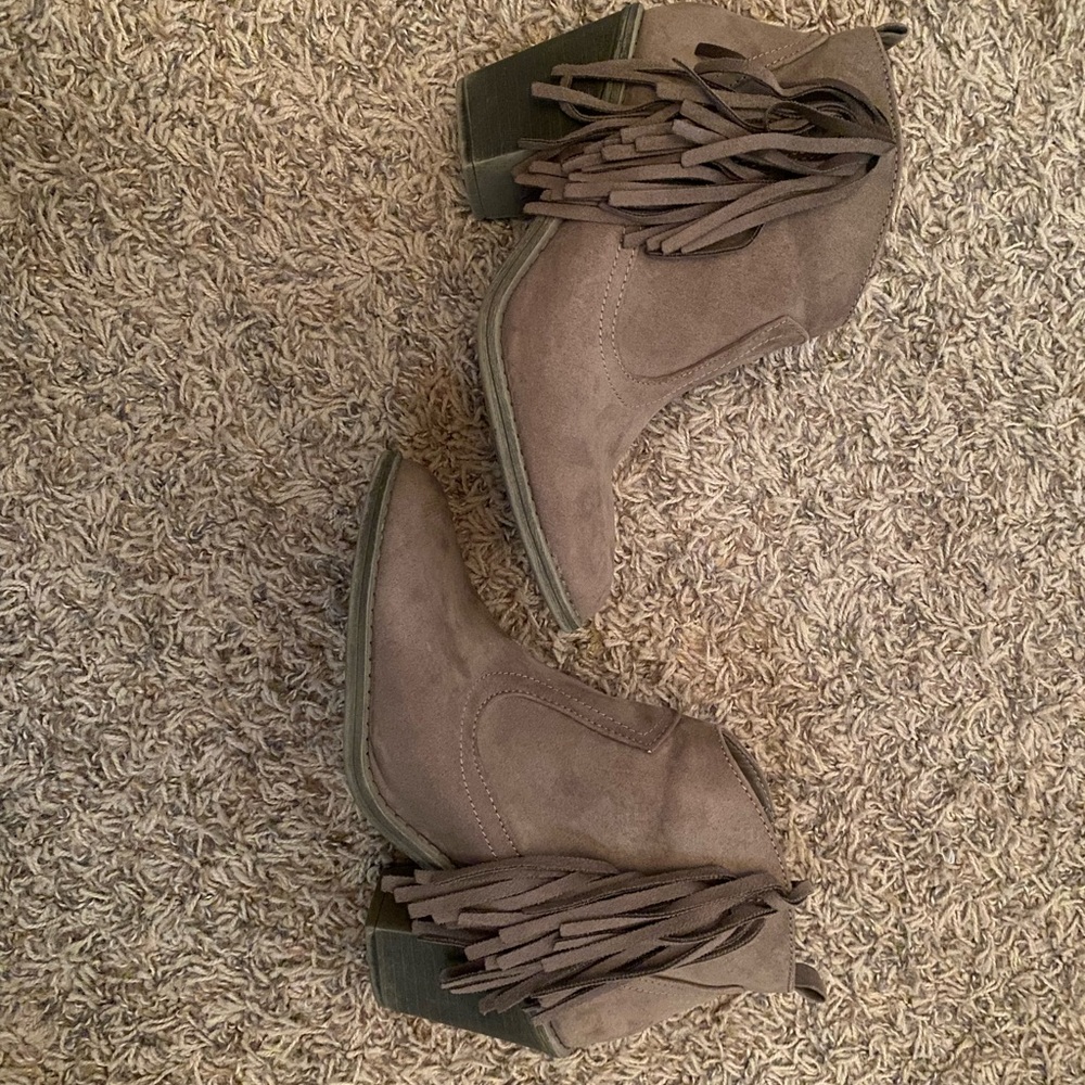 Fringe cowgirl Ankle Boots in Taupe